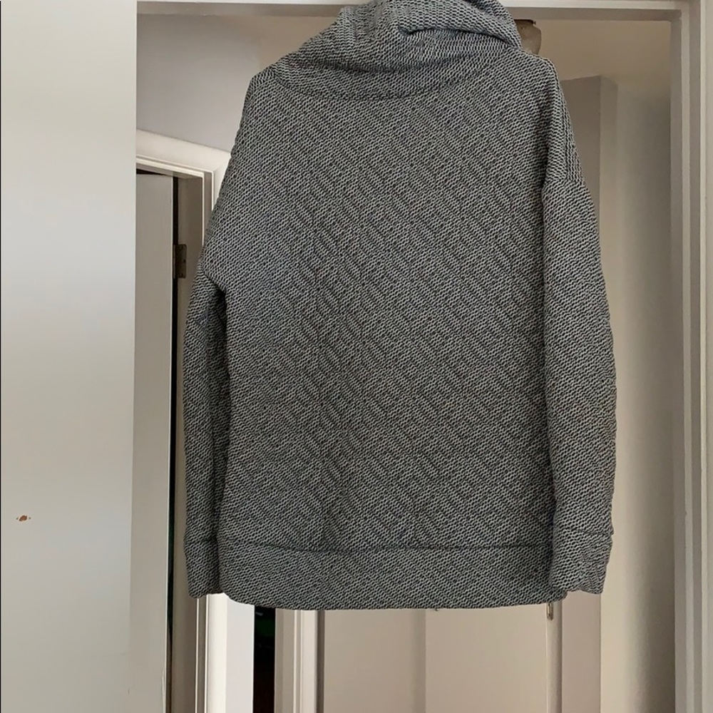 Sweater quilted with pockets